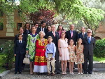 Los Reyes de España junto con la familia de la escritora ganadora del Cervantes, Elena Poniatowska