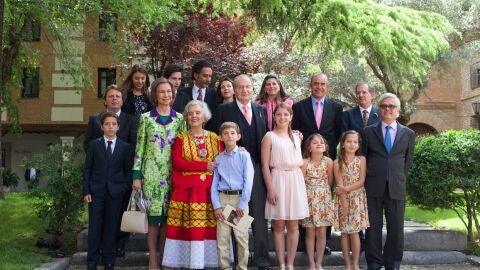 Los Reyes de Espa&ntilde;a junto con la familia de la escritora ganadora del Cervantes, Elena Poniatowska