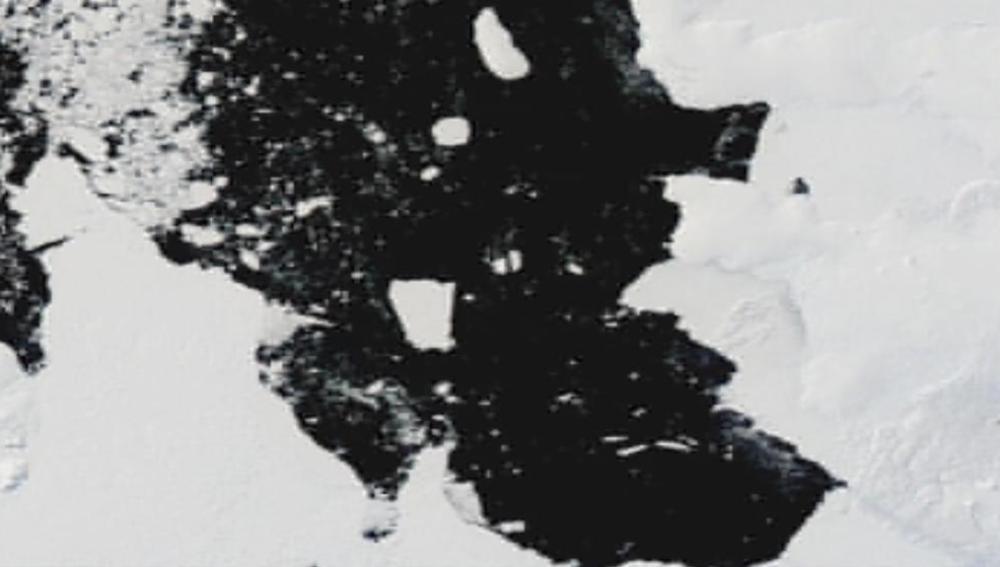 Se desprende un iceberg de la Antártida