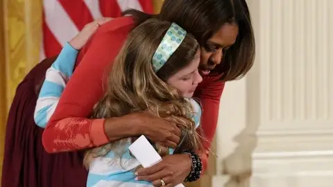Michelle abraza a una niña de diez años en la Casa Blanca Michelle abraza a una niña de diez años en la Casa Blanca