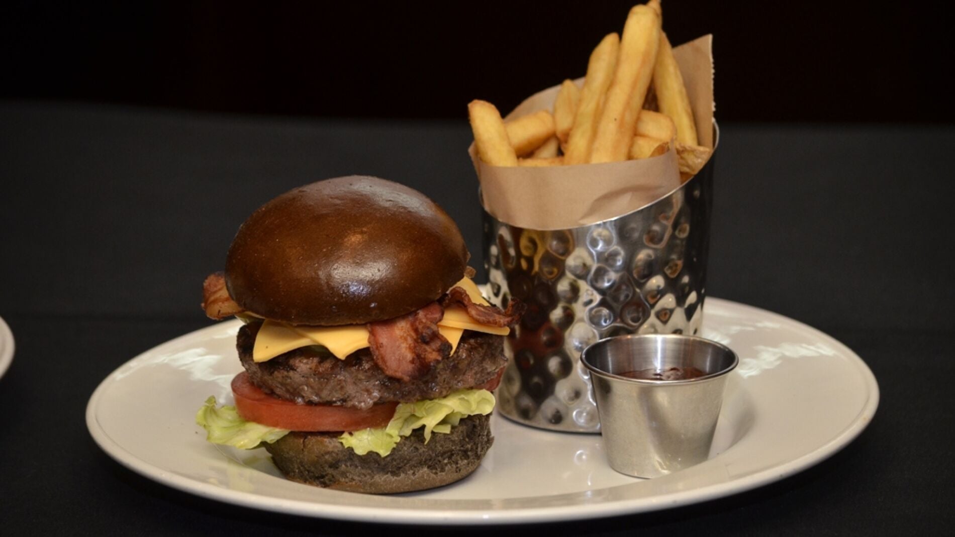 La hamburguesa dedicada a Michael Jackson, con pan negro.