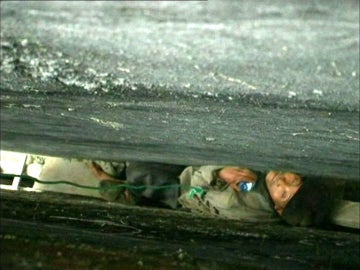 El hombre se quedó atrapado entre dos paredes El hombre se quedó atrapado entre dos paredes