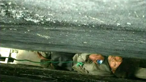 El hombre se quedó atrapado entre dos paredes El hombre se quedó atrapado entre dos paredes