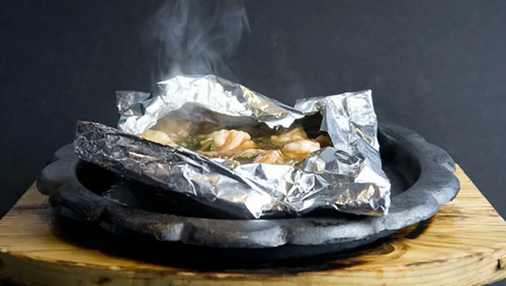 En la técnica del papillote envolvemos con papel de aluminio el alimento.