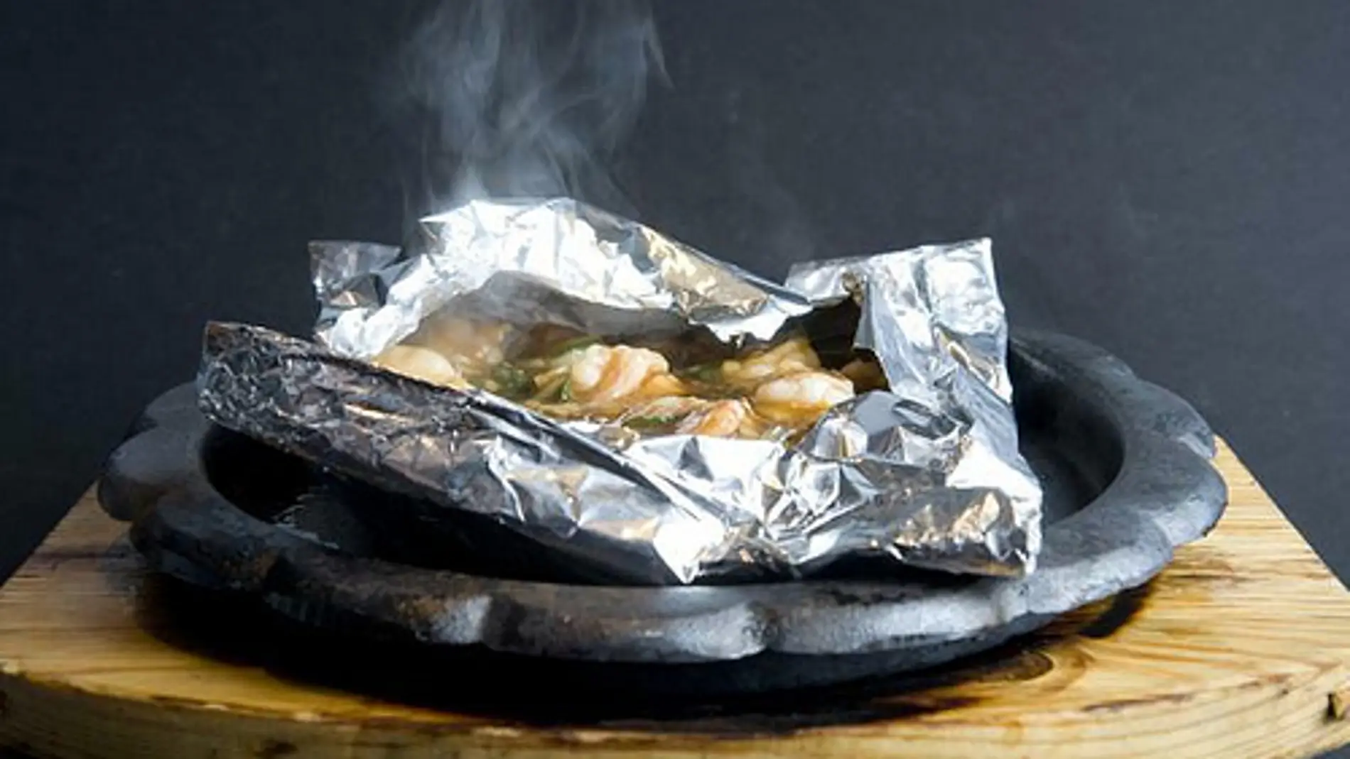 En la técnica del papillote envolvemos con papel de aluminio el alimento.