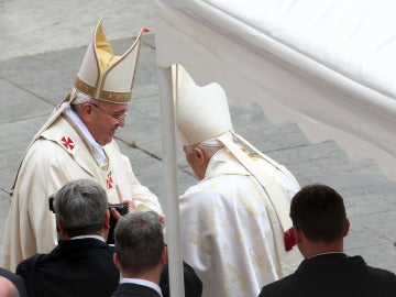 El Papa Francisco saluda al Papa emérito, Benedicto XVI