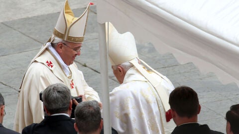El Papa Francisco saluda al Papa em&eacute;rito, Benedicto XVI