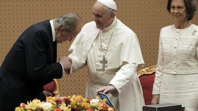 El Papa cede el paso al Rey y bromea: 