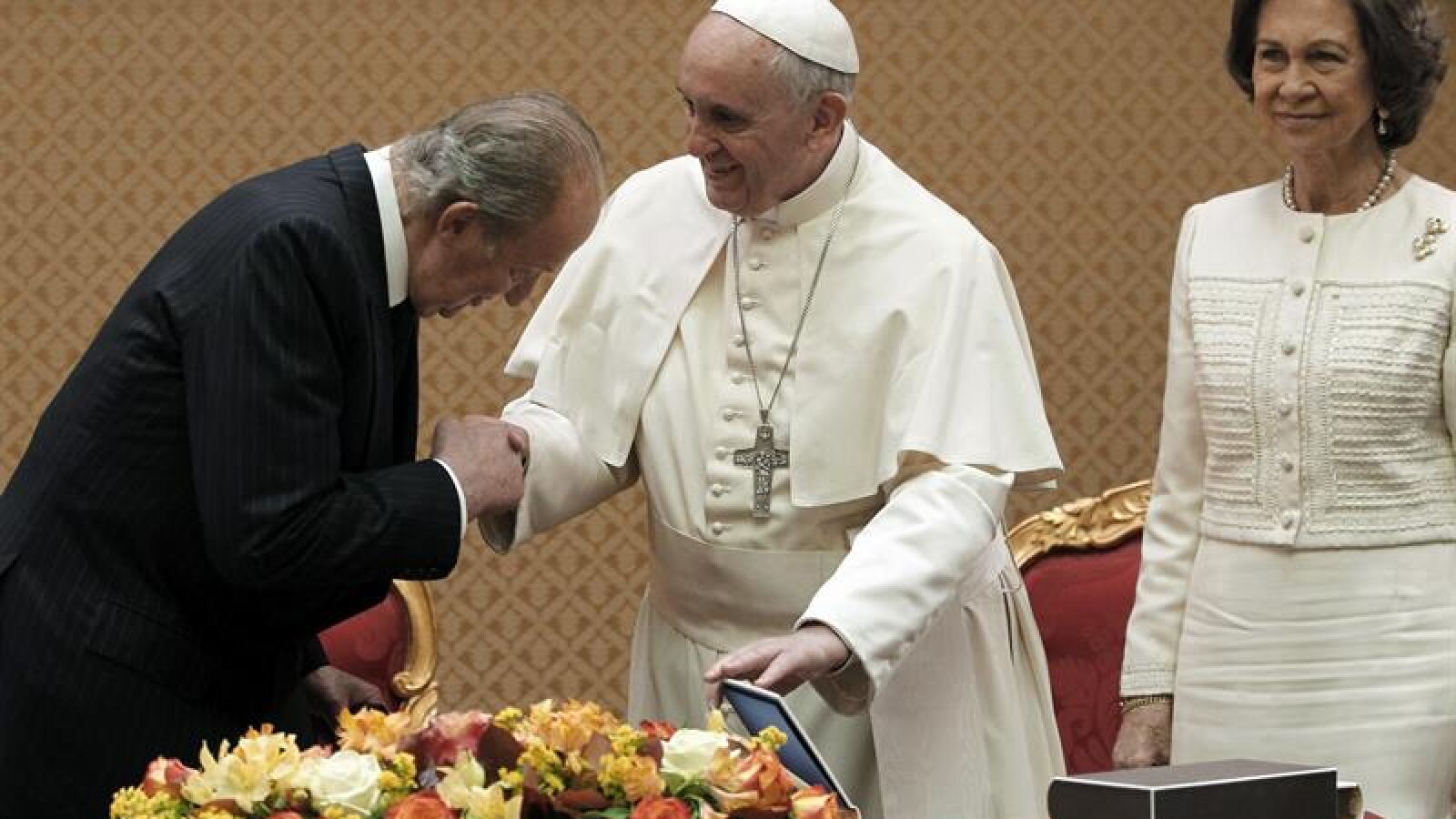 El Papa cede el paso al Rey y bromea: 
