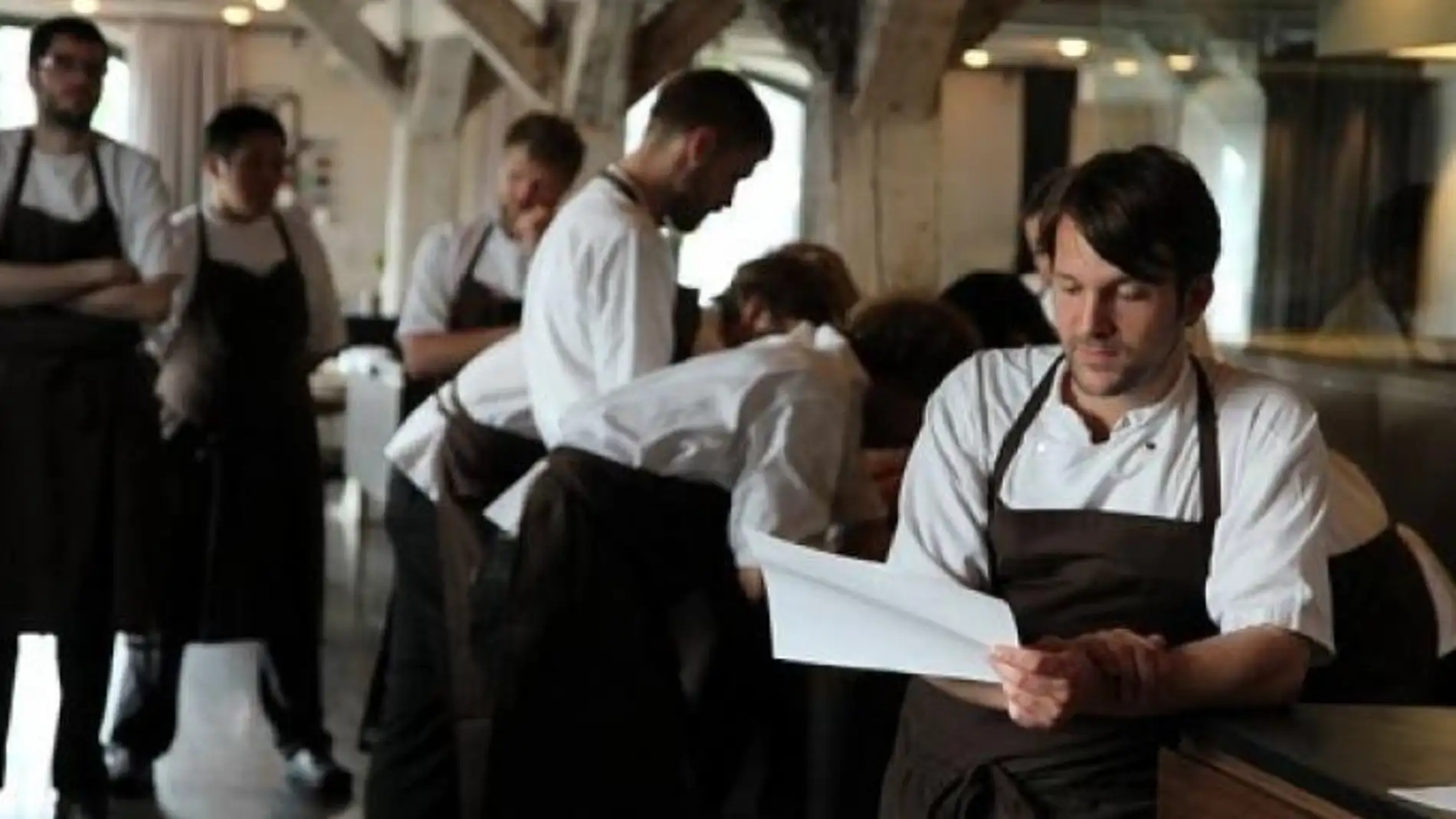 René Redzepi, con su equipo, creando.