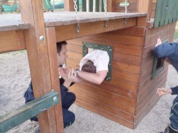 Un borracho se queda atrapado en un parque infantil en la República Checa