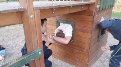 Un hombre queda atrapado en un parque infantil y es rescatado por los bomberos