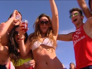 Miles de jóvenes valencianos celebran un macrobotellón en la playa de la Malvarrosa