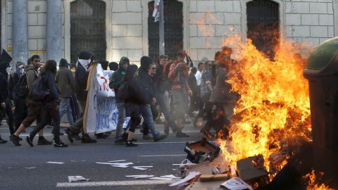 Participantes en una manifestaci&oacute;n alternativa convocada en Barcelona