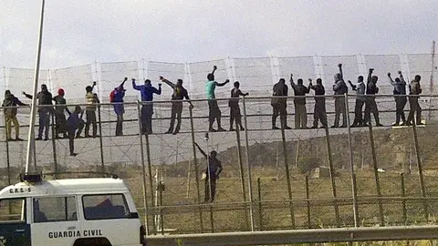 Decenas de inmigrantes, encaramados en la valla de Melilla Decenas de inmigrantes, encaramados en la valla de Melilla