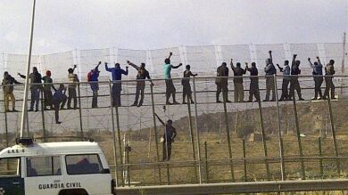 Heridos doce guardias civiles al tratar de impedir la entrada de inmigrantes a Melilla
