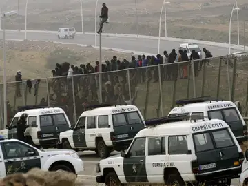 Fuerte presencia de la Guardia Civil mientras los inmigrantes subsaharianos permanecían encaramados a la valla de Melilla Fuerte presencia de la Guardia Civil mientras los inmigrantes subsaharianos permanecían encaramados a la valla de Melilla