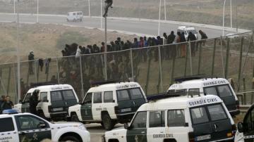 Fuerte presencia de la Guardia Civil mientras los inmigrantes subsaharianos permanecían encaramados a la valla de Melilla 