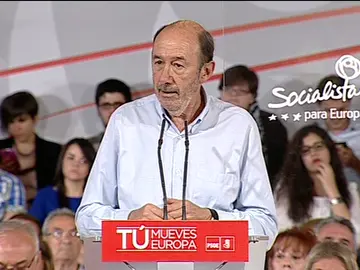 Rubalcaba: "El plan que Rajoy ha enviado a Bruselas es la foto final de la legislatura, con más paro y más deuda" Rubalcaba: "El plan que Rajoy ha enviado a Bruselas es la foto final de la legislatura, con más paro y más deuda"