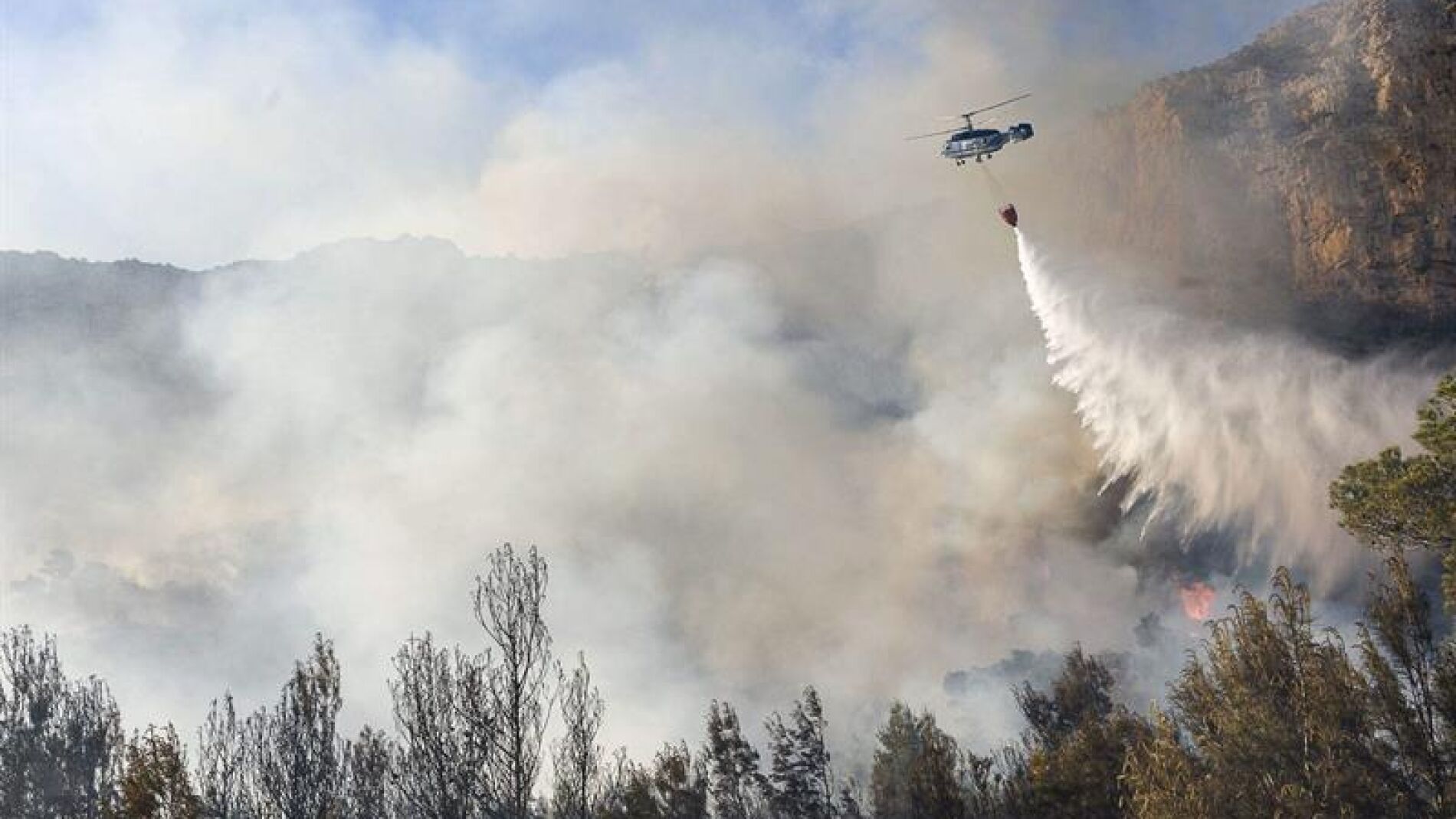 Labores de extinci&oacute;n de un incendio