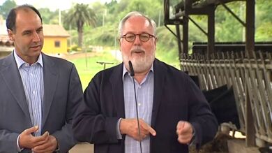 Arias Cañete insta a Valenciano a pedir 