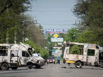 Dos furgonetas calcinadas en Kramatorsk Dos furgonetas calcinadas en Kramatorsk