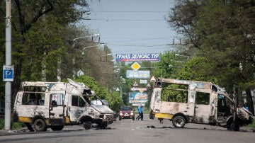 Dos furgonetas calcinadas en Kramatorsk