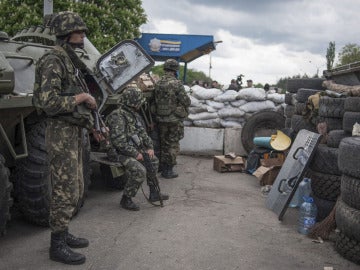 Soldados ucranianos en la ciudad de Slaviansk