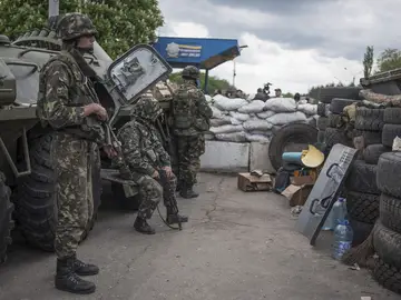 Soldados ucranianos en la ciudad de Slaviansk Soldados ucranianos en la ciudad de Slaviansk
