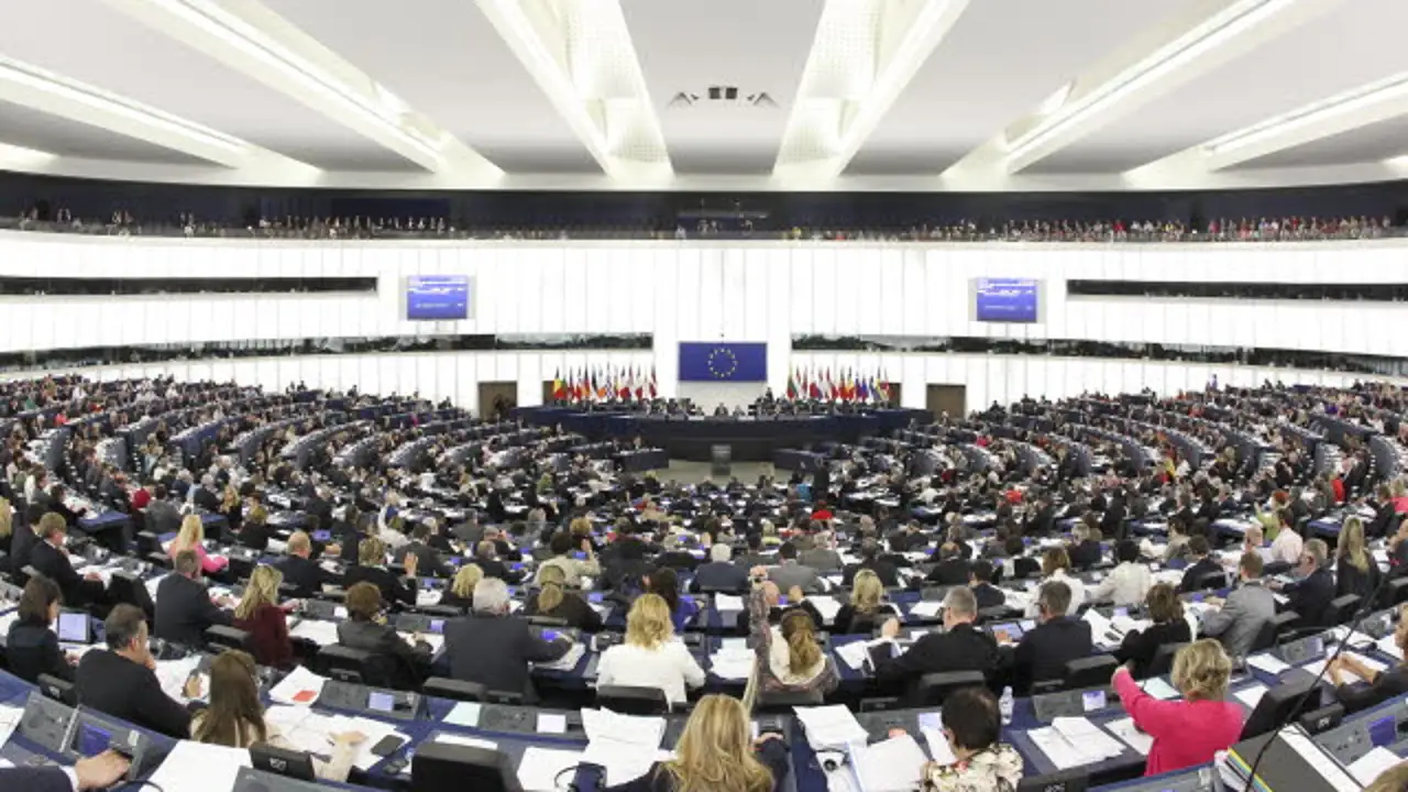 ¿Sabías que un eurodiputado cobra más de 8.000 euros al mes?