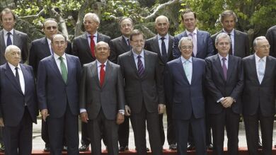 Rajoy garantiza a los empresarios que no se relajará y advierte del riesgo catalán