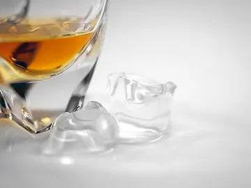 En el caso del whisky, lo mejor es dejar el hielo fuera del vaso. En el caso del whisky, lo mejor es dejar el hielo fuera del vaso.