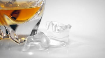 En el caso del whisky, lo mejor es dejar el hielo fuera del vaso.