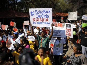 Activistas muestran pancartas pidiendo la liberación de las niñas en Nigeria