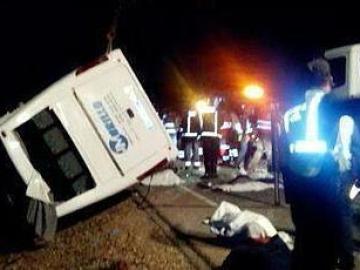 El autobús volcado en la carretera BA-051, de Badajoz