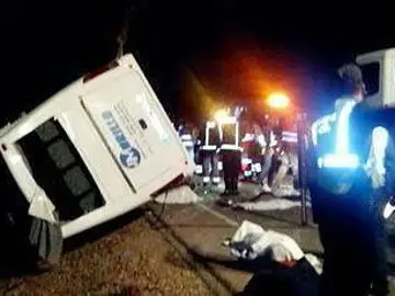 El autobús volcado en la carretera BA-051, de Badajoz El autobús volcado en la carretera BA-051, de Badajoz