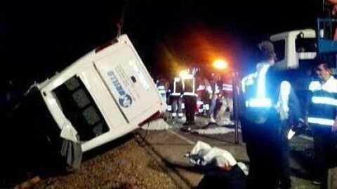 El autob&uacute;s volcado en la carretera BA-051, de Badajoz