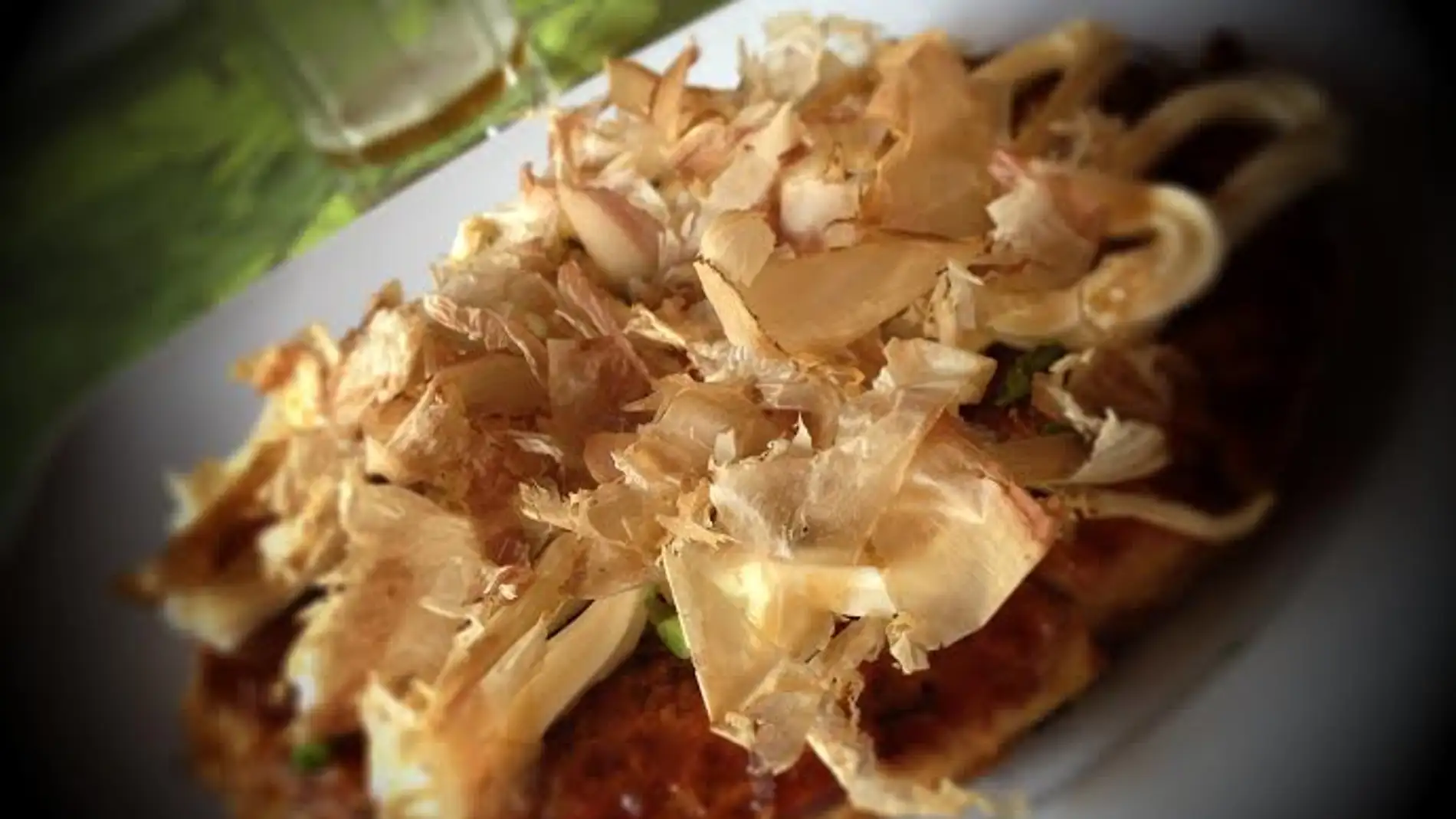 El okonomiyaki o pizza japonesa, un plato poco conocido, pero delicioso