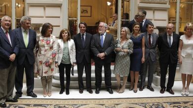 Aznar y Cañete posan para una foto de familia con más dirigentes populares