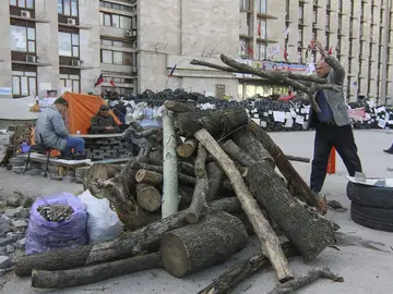 Un manifestante prorruso amontonta madera junto a una barricada Un manifestante prorruso amontonta madera junto a una barricada