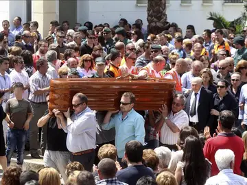 Miles de personas despiden a los cinco chicos fallecidos en Monterrubio Miles de personas despiden a los cinco chicos fallecidos en Monterrubio