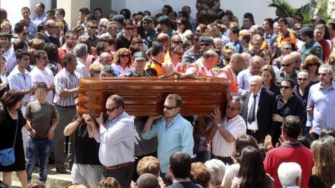 Miles de personas despiden a los cinco chicos fallecidos en Monterrubio
