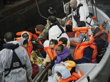 Una barca de salvamento rescata a varios inmigrantes cerca de Lampedusa (archivo)