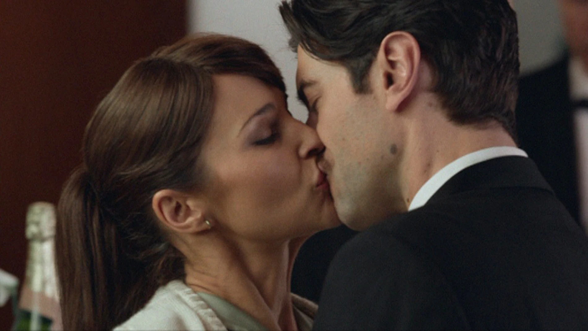 Mateo besa a Ana