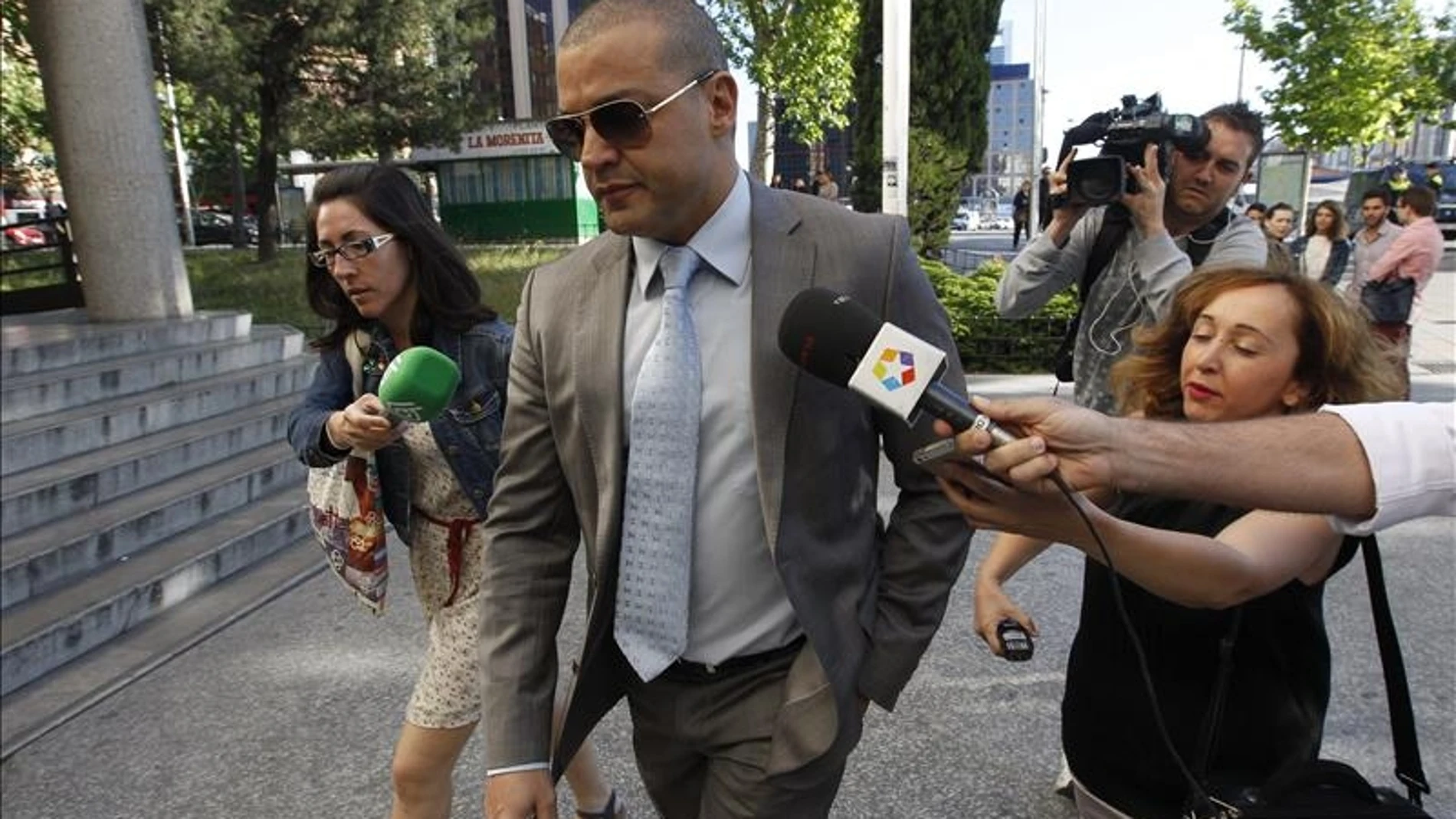 Miguel Ángel Flores llega solo a los juzgados de Plaza Castilla. Miguel Ángel Flores llega solo a los juzgados de Plaza Castilla.