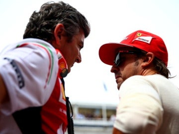 Fernando Alonso charla con Marco Mattiacci