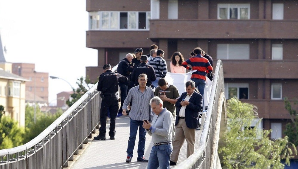Efectivos de la policía junto al cadáver de la presidenta de la Diputación de León, Isabel Carrasco