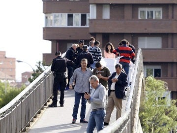 Efectivos de la policía junto al cadáver de la presidenta de la Diputación de León, Isabel Carrasco Efectivos de la policía junto al cadáver de la presidenta de la Diputación de León, Isabel Carrasco
