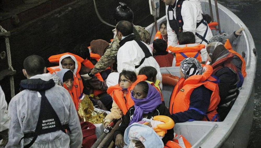 Un grupo de inmigrantes rescatados cerca de las costas italianas.