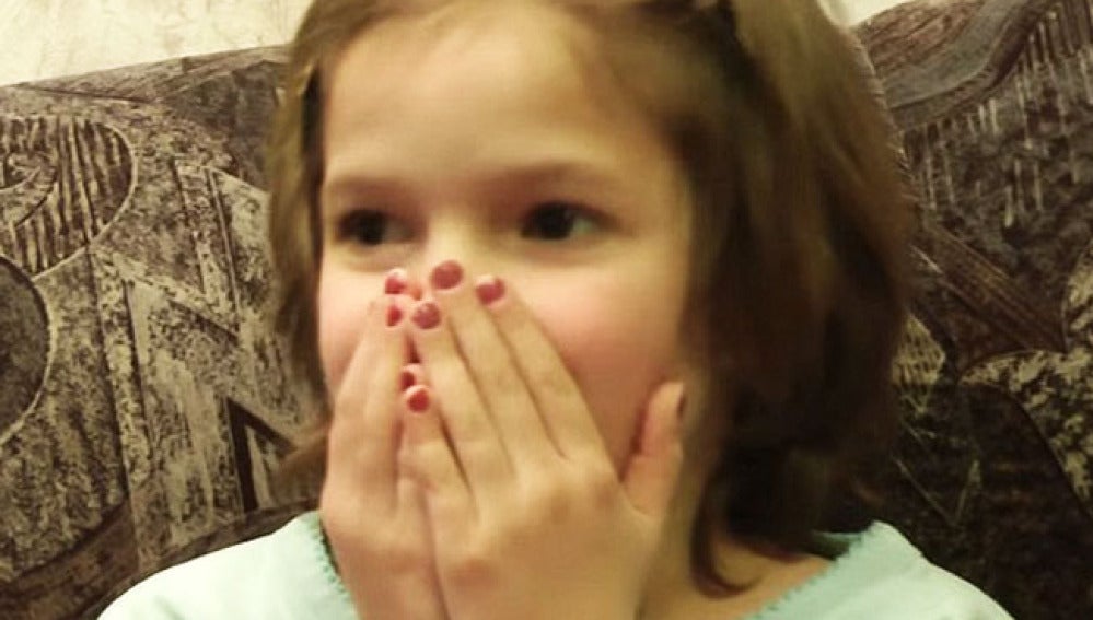 Una niña de 8 años sorprendida tras ver su parto.